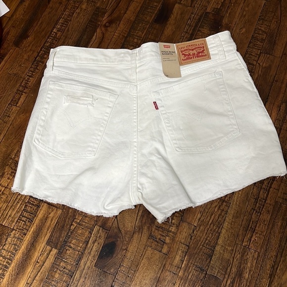 Levi’s White Denim shorts NWT distressed frayed hem high rise size 32 - Picture 2 of 12